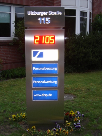 Firmenwegweiseer Ulzburger Strasse Nacht