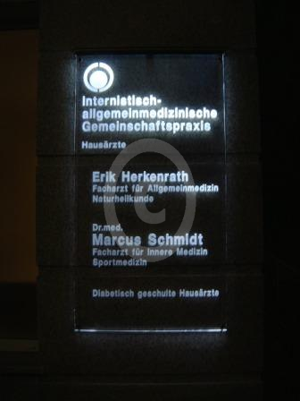 Praxisschild beleuchtet Praxisschild beleuchtet